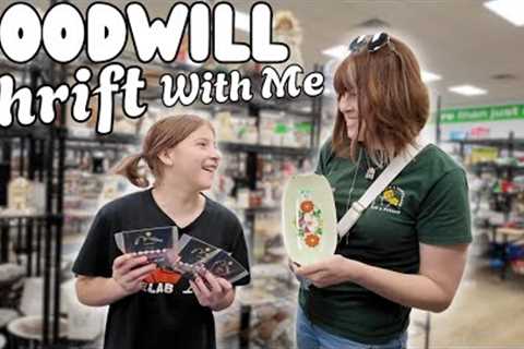 Come Thrift With Me at GOODWILL | Crazy Lamp Lady | Niknax Reselling